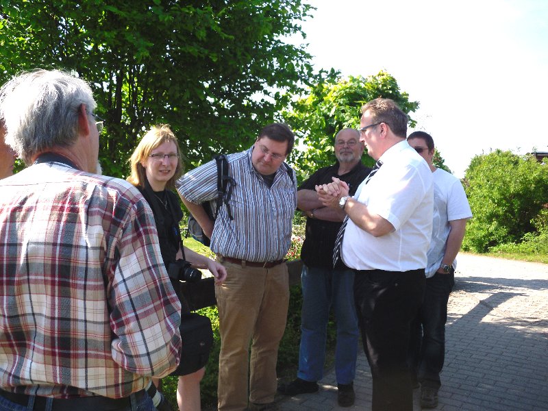 V. lks. Hr. Schmitz (Fotograf des RGA), Angela Holtmann u. Norbert Bangert (beide SGV), Hans Feyer (Inh. der Gaststätte Beverblick) Bürgermeister Uwe Ufer, Tobias Wachs (SPD)