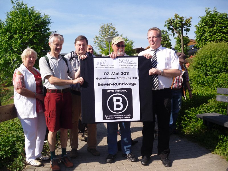 V. lks. Doris Frehsonke u. Joachim Kutzner (Wandergruppe Dhünn), Norbert Bangert (SGV), Ditmar Jäger (DVV), Uwe Ufer (Bürgermeister)