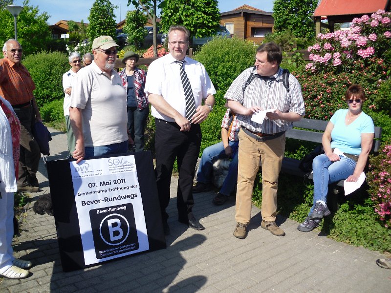 Herr Ufer erklärt, wie lange man in Hückeswagen schon auf einen gekennzeichneten Rundweg um die Bever-Talsperre gewartet hat.