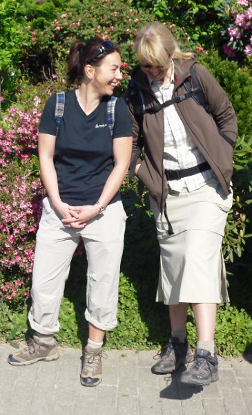 Auch die Lokalprominenz war gekommen, "geschminkt" im perfektem Outfit für die 15 km-Wanderung: Britta Bognanni (lks., Vorsitz Freundeskreis Stadtbibliothek) und Shirley Finster (Ortsvorsitzende der Grünen)