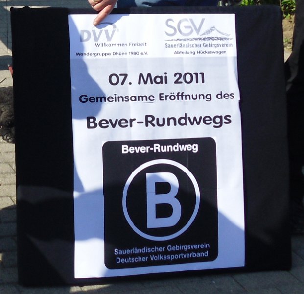 Eine Kooperation zweiter großer Wanderverbände in Deutschland: der Bever-Rundweg - unten das Wegezeichen