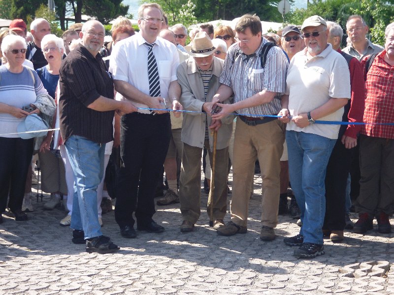 Dann wurde es ernst: Der Ehrenvorsitzende des SGV, Günter Rüggeberg, und Bürgermeister Uwe Ufer durchschnitten das Band, was uns von dem Rundweg noch trennte.