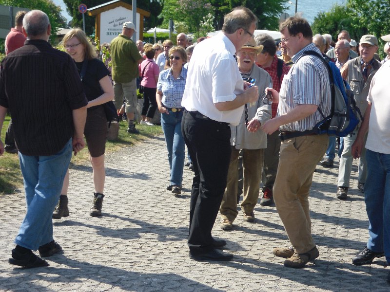 Die Wanderer sammeln sich in zwei Gruppen für die 6 km-Kurzstrecke entlang des Stooter Arms und den 15 km langen Bever-Rundweg.