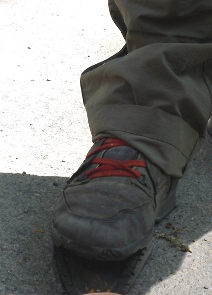 Tja, für diesen Wanderschuh gibt es nur noch eine Lösung: die Entsorgung ...