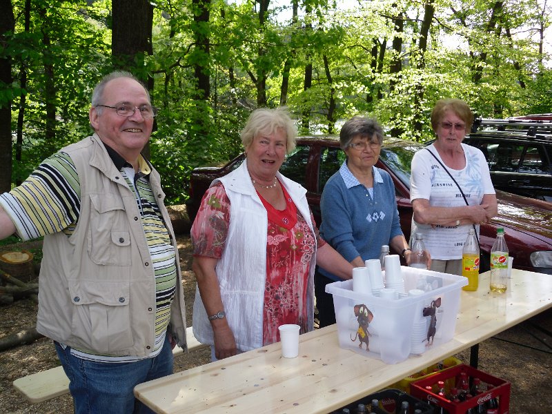 Auf halber Strecke bei Großhöhfeld versorgten Mitglieder beider Vereine die Wanderer mit Getränken. - V. lks. Manfred Wunder & Doris Frehsonke (Wandergruppe Dhünn), Ruth Schindler und Helga Bonnell (SGV Hückeswagen).