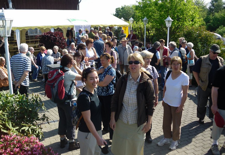 Die Wanderer - wer&#39;s lieber denglisch mag: Outdoor Walker - sammeln sich auf der Terrasse des Beverblicks.