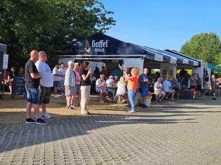 Viele GratulantInnen kamen. - (c) JK) Viele GratulantInnen kamen. - (c) JK)