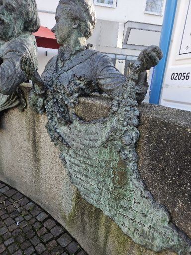 Denkmal für lks. Max Bruch - re. Maria Zanders