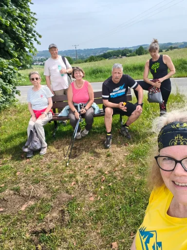Rast für die WandererInnen der Kleinen Strecke (re. Wanderführerin Iris Metzler)