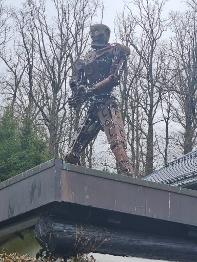 Der TERMINATOR bewacht in Klitzhaufe das Anwesen der Fam. Eilentropp.