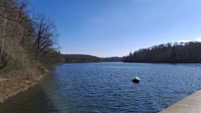 Blick vom Damm über die Neyetalsperre