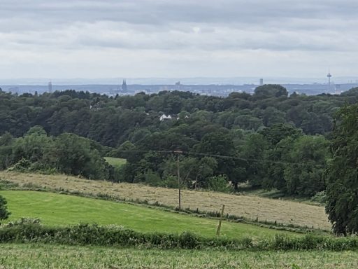 Blick über die Rheinische Bucht mit dem Kölner Dom links Blick über die Rheinische Bucht mit dem Kölner Dom links