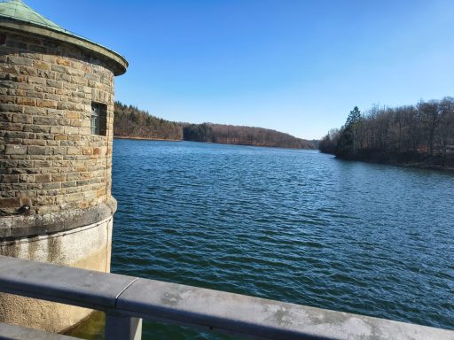 Blick vom Damm über die Neyetalsperre