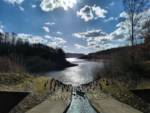 Auf dem Damm der Vorsperre Kleine Dhünn