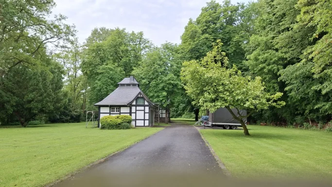 Die beiden restaurierten Gebäude des alten Bahnhofs in Linde