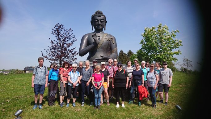 Der Große Buddha Wandergruppe der Bergischen Wanderwoche 2024 am 5m großen Buddha auf dem Museumsgelände
